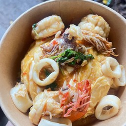 ข้าวกะเพราปลาหมึกไข่ข้น