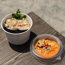 ไกย่างอัลมอนด์ และ พะแนงอกไก่นมสด (312kcal)