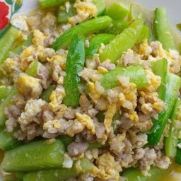 ผัดแตงกวาใส่ไข่ใส่หมู ราดข้าว