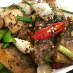 ปลาผัดพริกไทยดำ