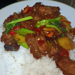 @1. ข้าวหน้าผัดผักคะน้าไฟแดงหมูสามชั้น รสจัดจ้านเผ็ดร้อน