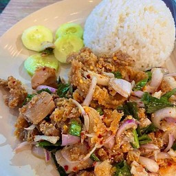 ข้าวยำไก่แซ่บ Spicy Fried Chicken Salad with Rice
