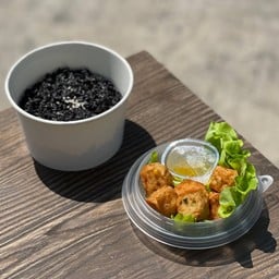 ไก่จ๊อ นุ่ม น้ำจิ้มบ๊วยเจี่ย สูตรลดน้ำตาลและเกลือโซเดียม เสิร์ฟพร้อมข้าว (355kcal)