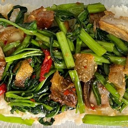 ผัดผักบุ้งหมูกรอบราดข้าว