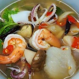 ต้มยำทะเล (ปลา กุ้ง ) หมึกหมดค่ะ
