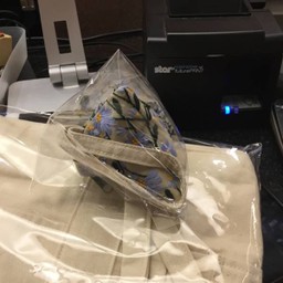 กระเป๋าสามเหลี่ยม