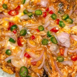 ปลาป๋องผัดไข่ ราดข้าว