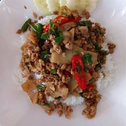 กระเพราหมูสับหน่อไม้ดอง