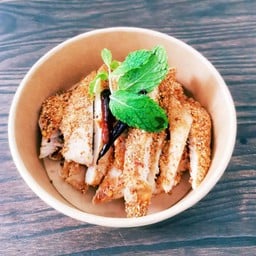 กับข้าว  ไก่ย่างคลุกฝุ่นเสิร์ฟพร้อมน้ำจิ้มแจ่ว