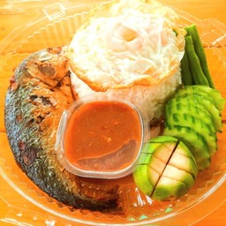 ข้าวน้ำพริกกะปิปลาทูผักสด