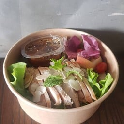 สลัดอกไก่ย่างนุ่มย่างอัลมอนด์ น้ำจิ้มงาญี่ปุ่น (97kcal)