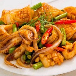 หมึกผัดพริกแกง