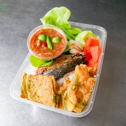 ข้าวน้ำพริกกะปิส้มจี๊ด+ปลาทู+ไข่ชะอม