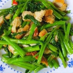 ผัดผักบุ้งหมูกรอบ