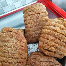 หมูกรอบ 200 กรัม+น้ำจิ้มซีอิ้ว+น้ำจิ้มซีฟู๊ดรสเด็ด ปกติราคา 270 บาทลดเหลือ 250 บาท