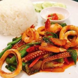 ผัดพริกแกงกุ้ง+หมึกราดข้าว