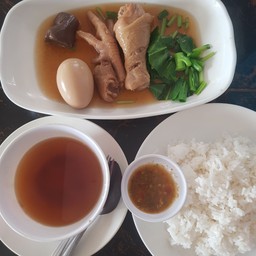 ข้าวไก่ตุ๋น. น้ำจิ๋มซีฟูด