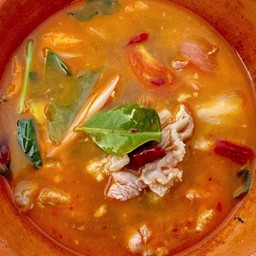 ต้มแซ่บหมูกระดูกอ่อนใบพาย