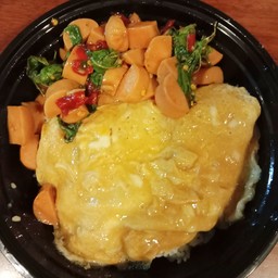 ข้าวกะเพราไส้กรอกไข่ข้น