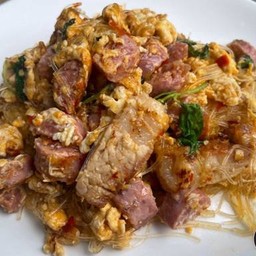 กะเพรา 4 เซียน (แหนม+วุ้นเส้น+ไข่+หมูกรอบ)