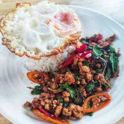 ข้าวผัดกระเพรา