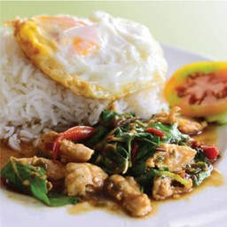 ข้าวกะเพราหมูหรือไก่ (ไข่ดาว)