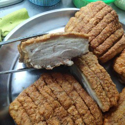 หมูกรอบ 800 กรัม+น้ำจิ้มซีฟู้ด+น้ำจิ้มซีอิ้ว เนื้อเยอะมันน้อย