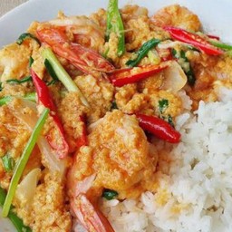 กุ้งผัดผงกะหรี่ราดข้าว