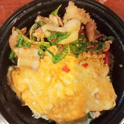 [อร่อยซ่ากับโค้ก] ข้าวกะเพราหมูสามชั้นสไลด์ไข่ข้น +  โค้ก ออริจินัล (กระป๋อง)