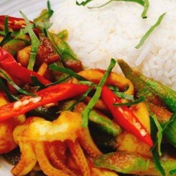 ผัดพริกแกงปลาหมึกราดข้าว