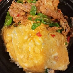 ข้าวกะเพราหมูชิ้นไข่ข้น