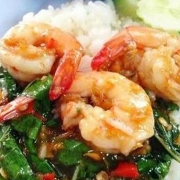 กระเพรากุ้งราดข้าว