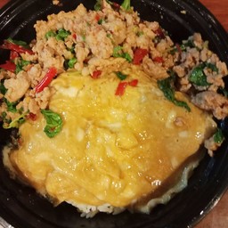 ข้าวกะเพราไก่สับไข่ข้น