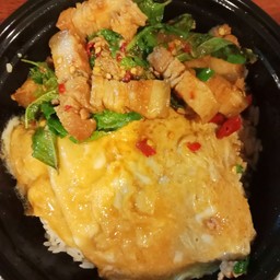 ข้าวกะเพราหมูสามชั้นไข่ข้น