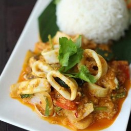 ปลาหมึกผัดผงกะหรี่ราดข้าว