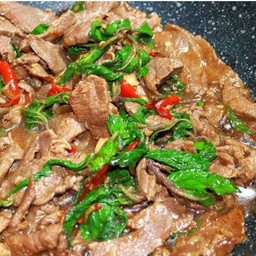 ข้าวกะเพราพริกแห้ง เนื้อไทยชิ้น