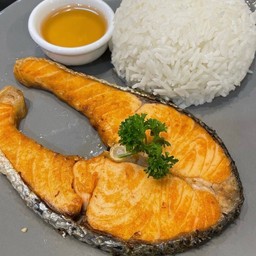 สเต๊กปลาแซลมอนทอดน้ำปลาราดข้าว