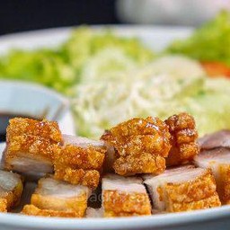 หมูกรอบหนังระเบิด จิ้มแจ๋ว