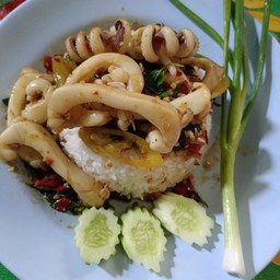 กระเพราปลาหมึกสด