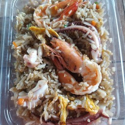ข้าวผัดใส่ไข่กุ้ง ปลาหมึก