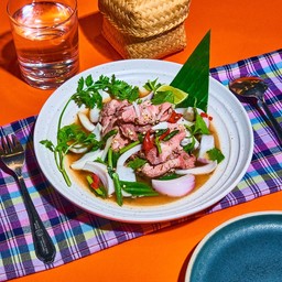 ยำน่องลายพริกขี้หนูสวน  SPICY BEEF CHUNK WHIT CHLLI SALAD