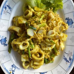 ปลาหมึกผัดผงกระหรี่