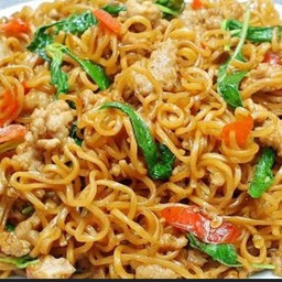 ผัดกระเพรามาม่าหมูสับ