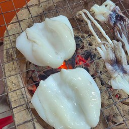 กุ้งเผาสีส้มปูต้มสีแดง -