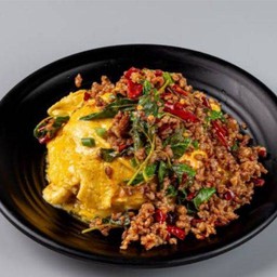 ข้าวไข่ข้น กะเพราเนื้อโคขุนสับผัดพริกแห้ง โบราณ