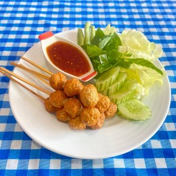 พี่เฟื่องลูกชิ้นทอด หน้าโรงเรียนลือคำหาญ