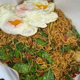 กะเพราถาดมาม่าหมูสับ (แถมไข่ดาว 2 ฟอง)