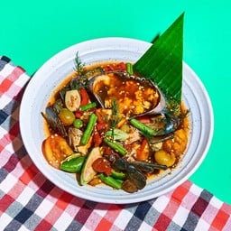 ตำปูไข่ดอง  SPICY PAPAYA SALAD WITH RAW CRAB WITH ROE MERINATED IN FERMENTED FISH SAUCE