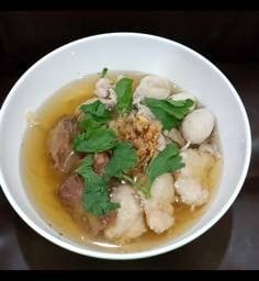 ก๋วยเตี๋ยวหมู น้ำใส พิเศษสุด ทุกอย่าง (เส้นใหญ่)