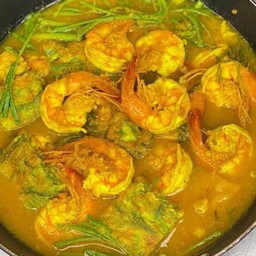 แกงส้มกุ้งชะอมไข่